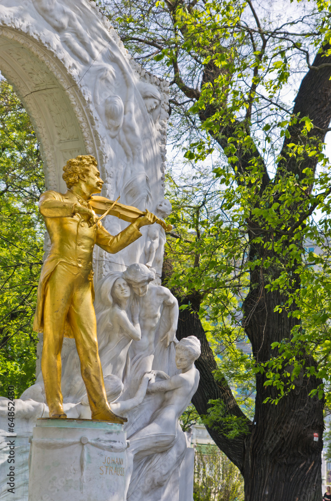 Obraz premium Golden statue of famous composer Johann Strauss,Stadtpark,Vienna