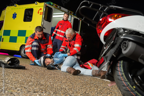 Obraz na płótnie Paramedics helping injured motorcycle driver w salonie