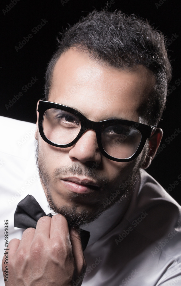 Obraz premium Portrait of man in white shirt and glasses