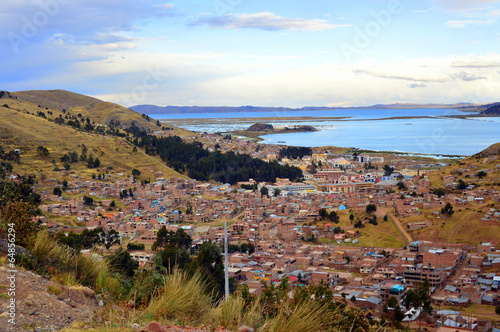 Panorámica de la ciudad de Puno en la orilla del Titicaca