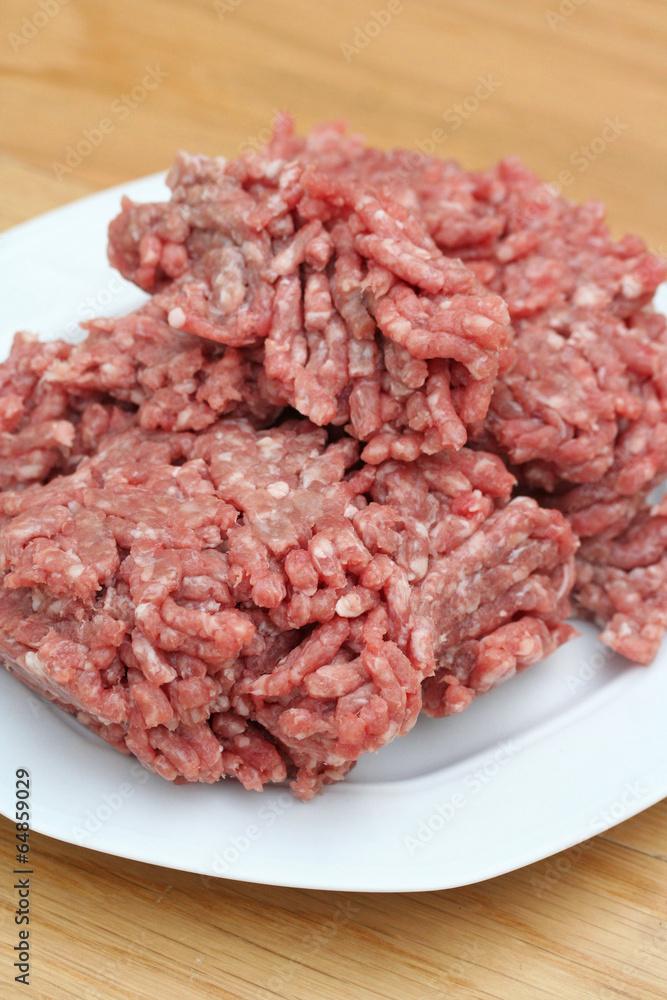 carne macinata cruda su piatto carne macinata cruda su piatto