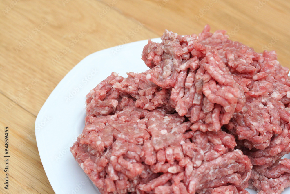 carne macinata cruda su piatto carne macinata cruda su piatto