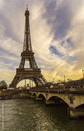 Eiffelturm vor buntem Himmel © thsascha