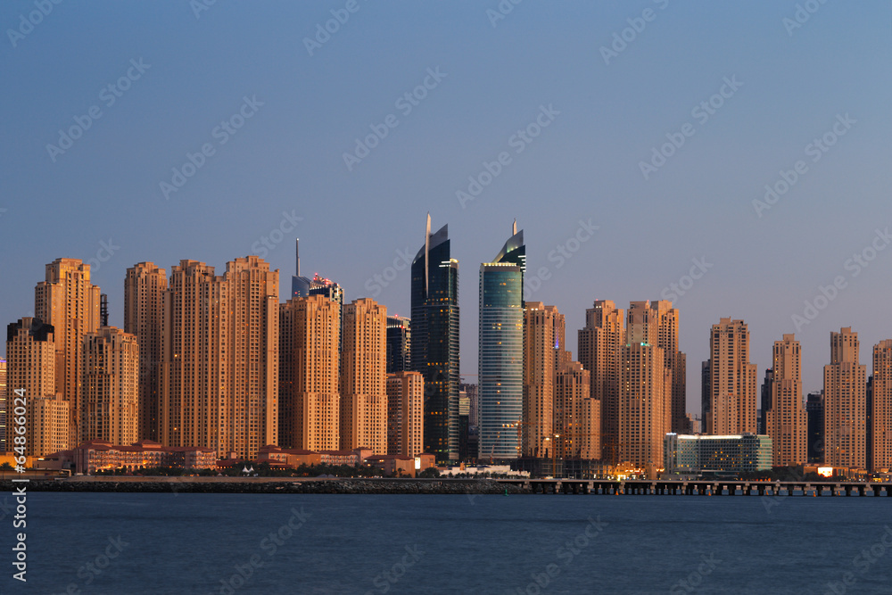 Obraz premium Dubai Marina at dusk as viewed from Palm Jumeirah in Dubai, UAE