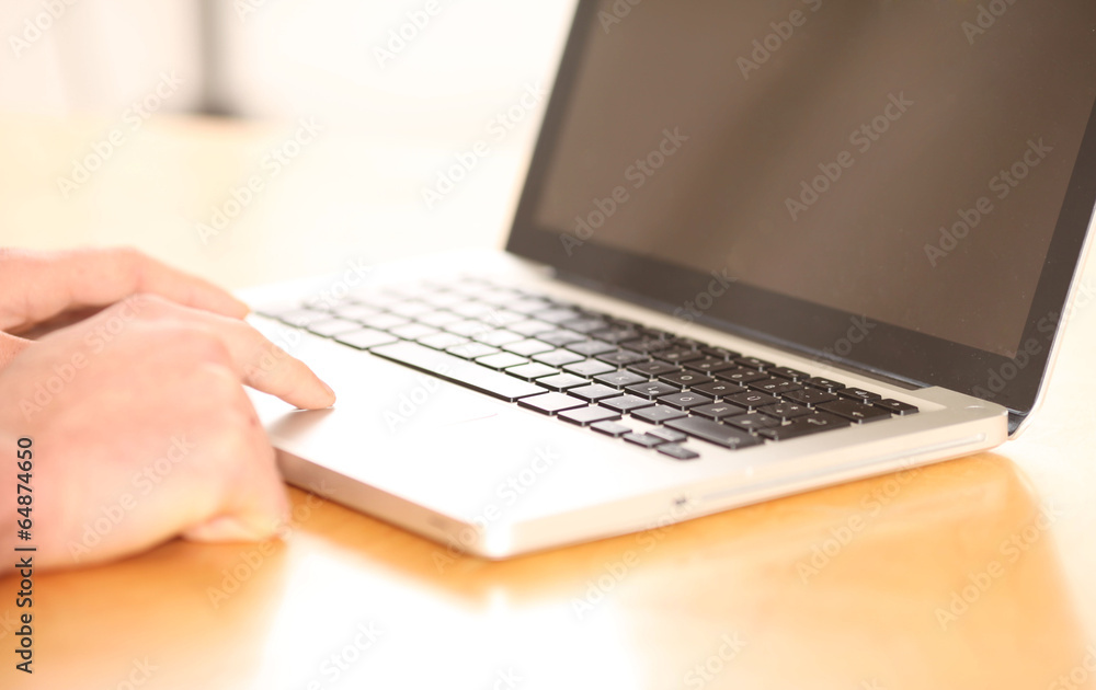 Hand mit Laptop-Computer-Tastatur Hand mit Laptop-Computer-Tastatur