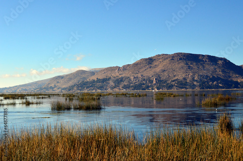 Bahía de Puno. Lago Titicaca al amanecer . Perú