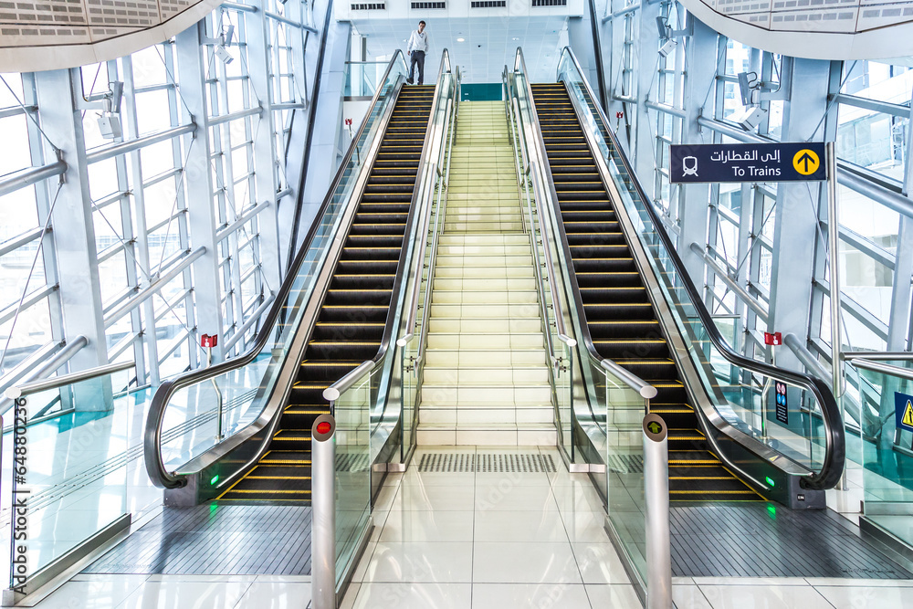 Fototapeta premium Automatyczne schody na stacji metra w Dubaju