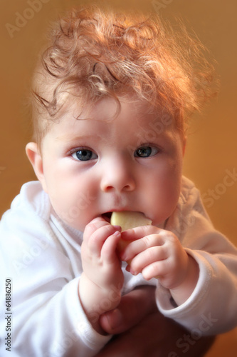 Baby mit Apfelstück