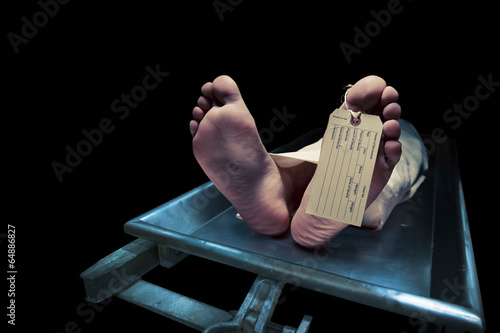 Fotomurale Feet on a morgue table with toe tag with dramatic lighting