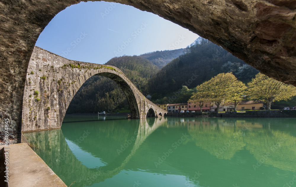 Fototapeta premium Devil's bridge, Borgo a mozzano, Italy