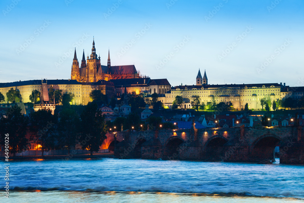 Naklejka premium Prague hrad and Charles Bridge over the river