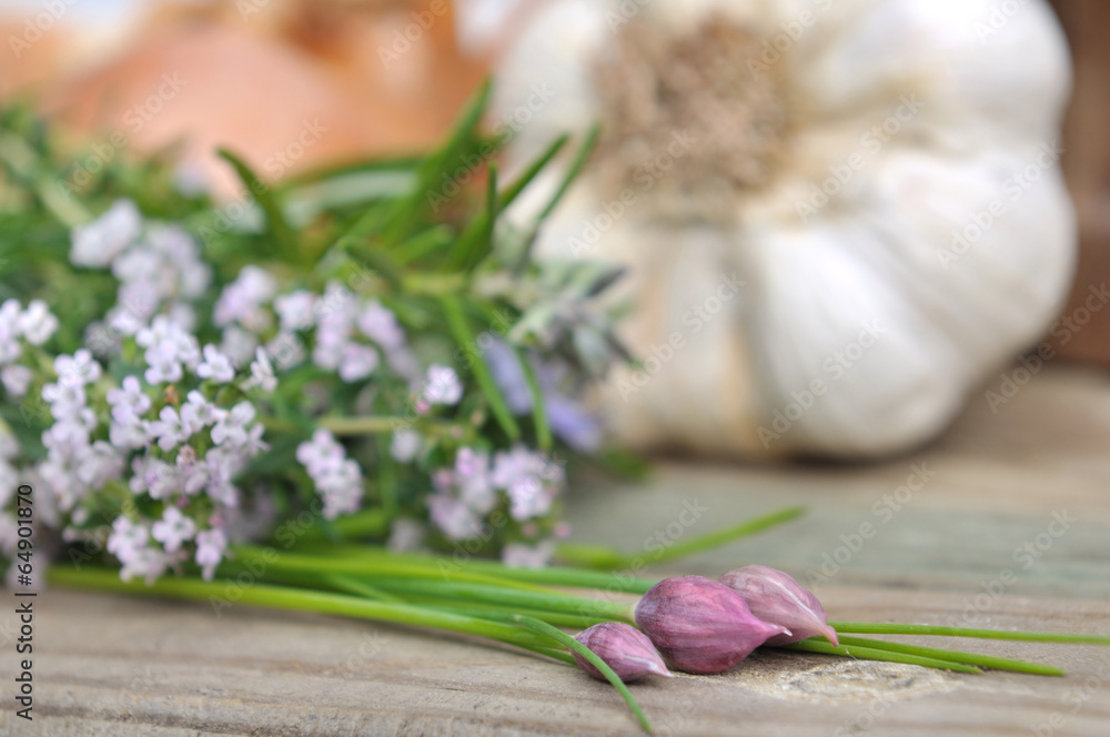 ciboulette, thym et romarin en fleurs ciboulette, thym et romarin en fleurs