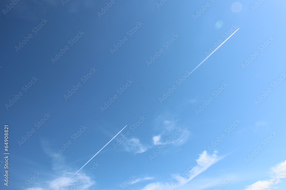 Zwei Flugzeuge mit Kondensstreifen und gleichem Kurs Zwei Flugzeuge mit Kondensstreifen und gleichem Kurs