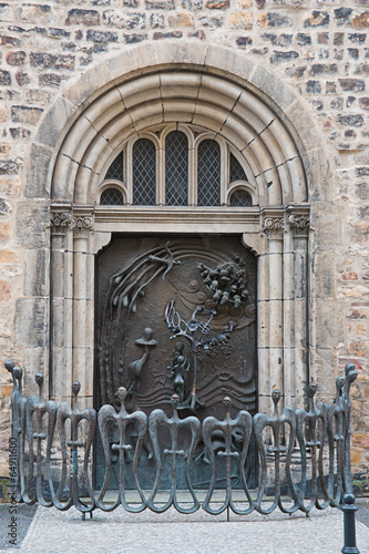 Obraz na płótnie Bronzetür der Sankt- Sebastian-Kirche w salonie