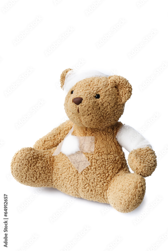 Obraz premium teddy bear with bandaged head on white background