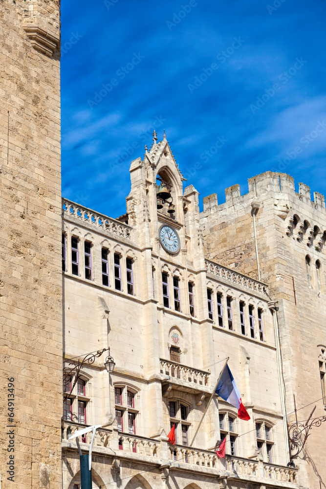 Rathaus mit Uhr der Statdt Narbonne in Südfrankreich Rathaus mit Uhr der Statdt Narbonne in Südfrankreich