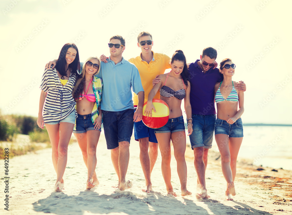 Obraz premium group of friends having fun on the beach