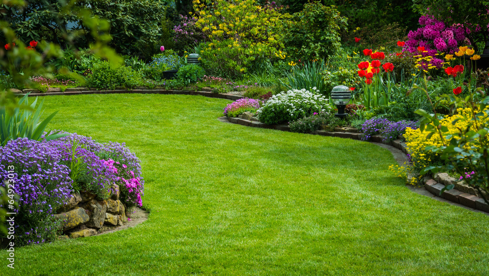 Naklejka premium Widok na ogród z trawnikiem i sadzeniem