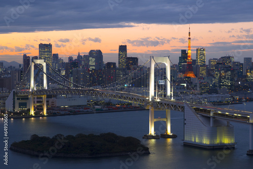 きれいな夕焼けのレインボーブリッジと東京都心の高層ビル群（大都市東京摩天楼イメージ）