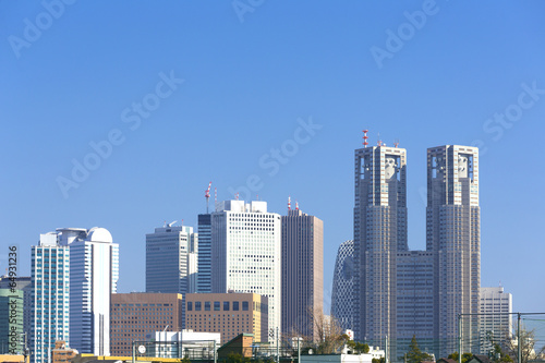 青空と新宿高層ビル群