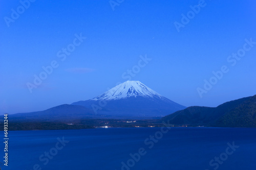 日没後の薄明かりの富士山と静謐な美しい本栖湖（長時間露光）