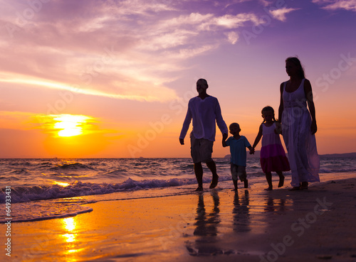 Family walking on the beach © Rawpixel.com