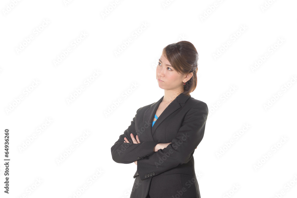 腕を組んで悩む女性