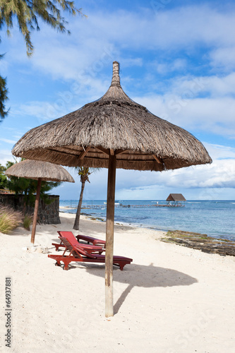 parasol de paille sur plage de l   le Maurice