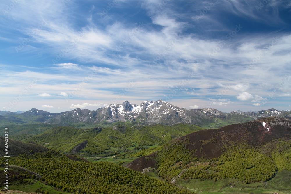 Naklejka premium Picos de Mampodre. Parque Regional de los Picos de Europa.