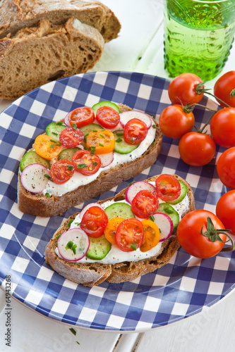 Brot mit Quark und frischem Gemuese