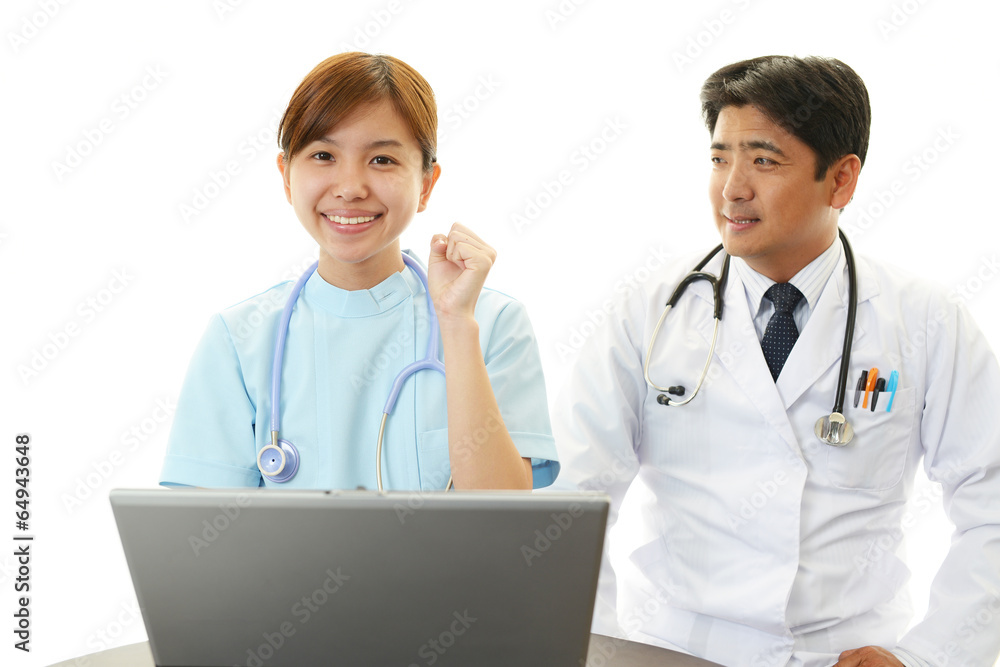 笑顔の医師と看護師
