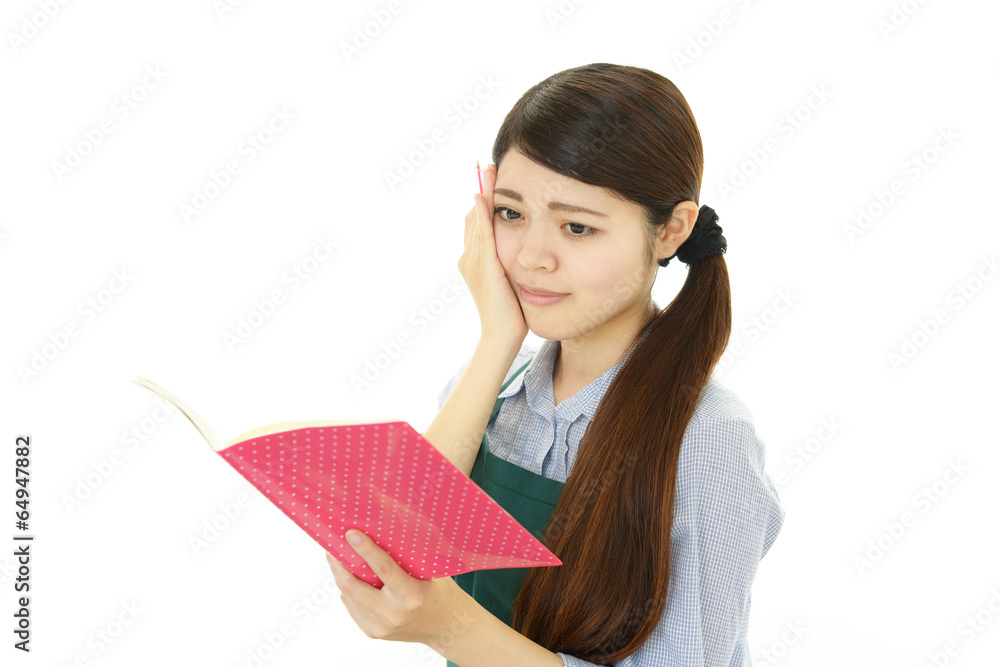 家計簿を見る主婦