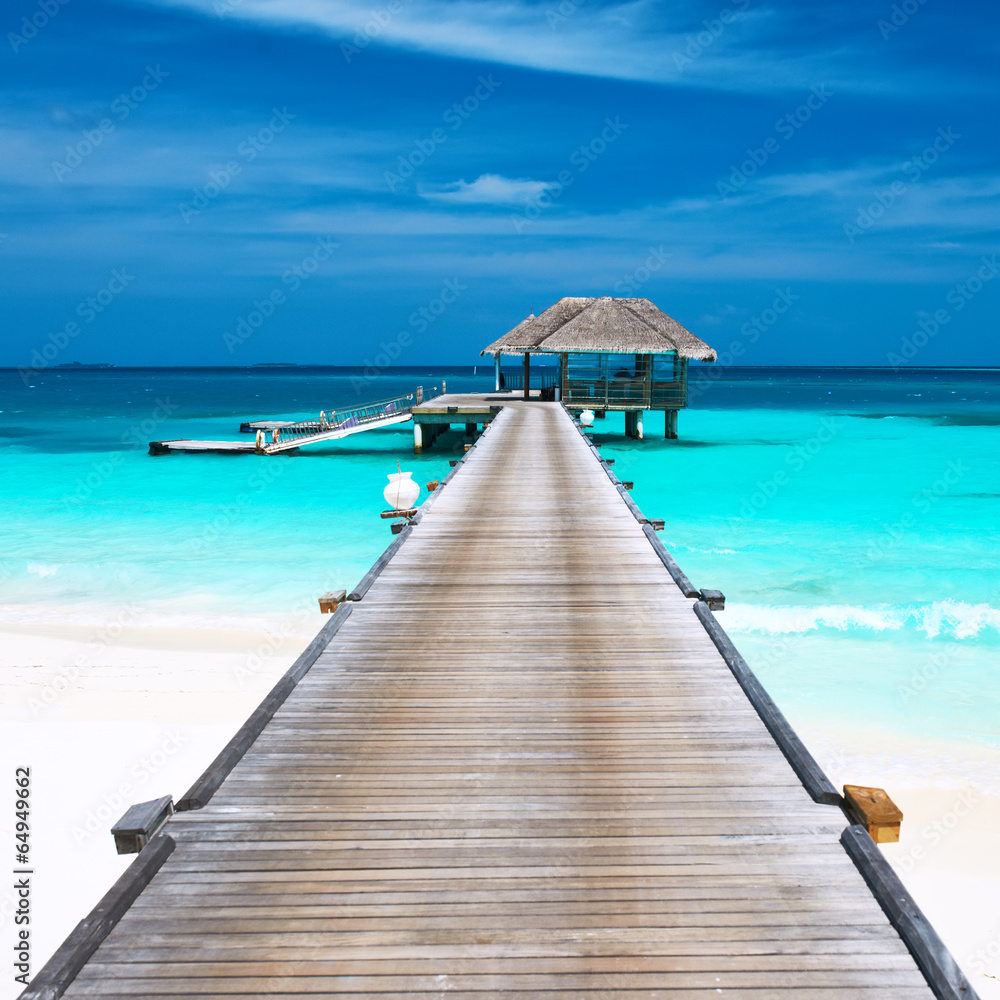 Obraz premium Beautiful beach with water bungalows