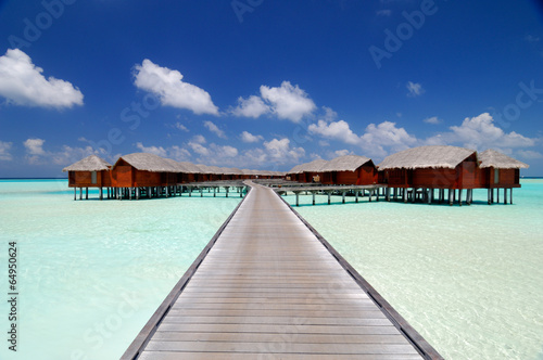 Ponton et bungalows dans le Lagon aux Maldives photo