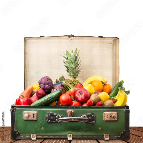 valigia di frutta e verdura su base di legno photo