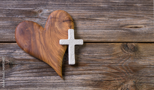 Foto Trauerkarte oder Beileidskarte mit Kreuz und Herz aus Holz