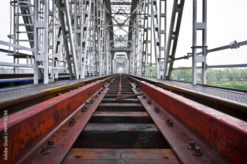 Fototapeta Naklejka Na Ścianę i Meble -  Tory kolejowe na moście