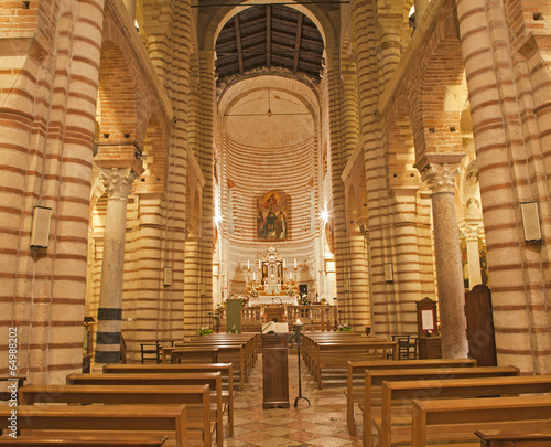 Canvas Print Verona - Nave of romanesque church San Lorenzo