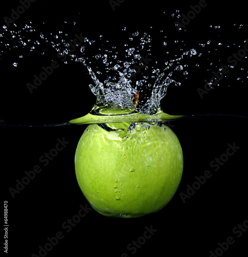 Jabłko wpadające do wody