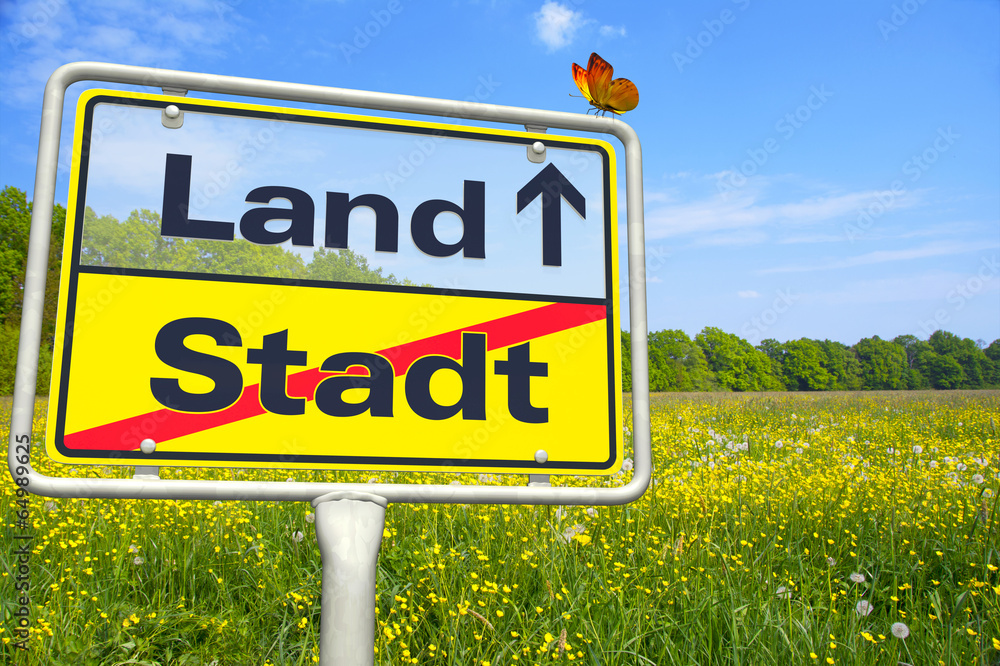 Von der Stadt aufs Land Stock-Foto | Adobe Stock