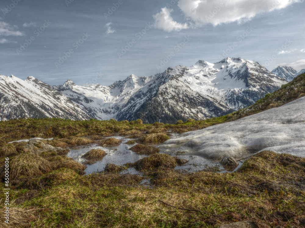 Schneeschmelze im Hochgebirge in HDR