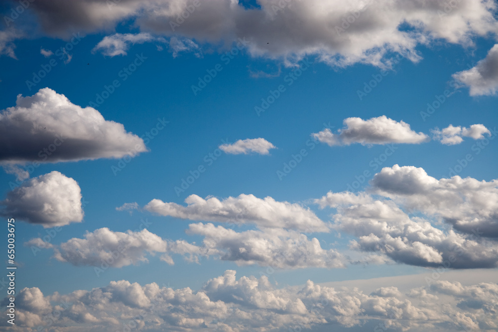Obraz premium Blue sky with fluffy clouds