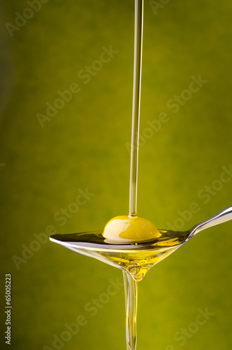 cucciaio con oliva e filo d'olio