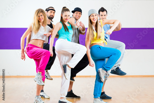 Tänzer trainieren Zumba Fitness in Tanzstudio #65008843