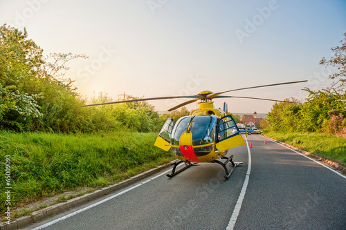 Rettungshubschrauber im Einsatz Notarzt Rettungsdienst photo