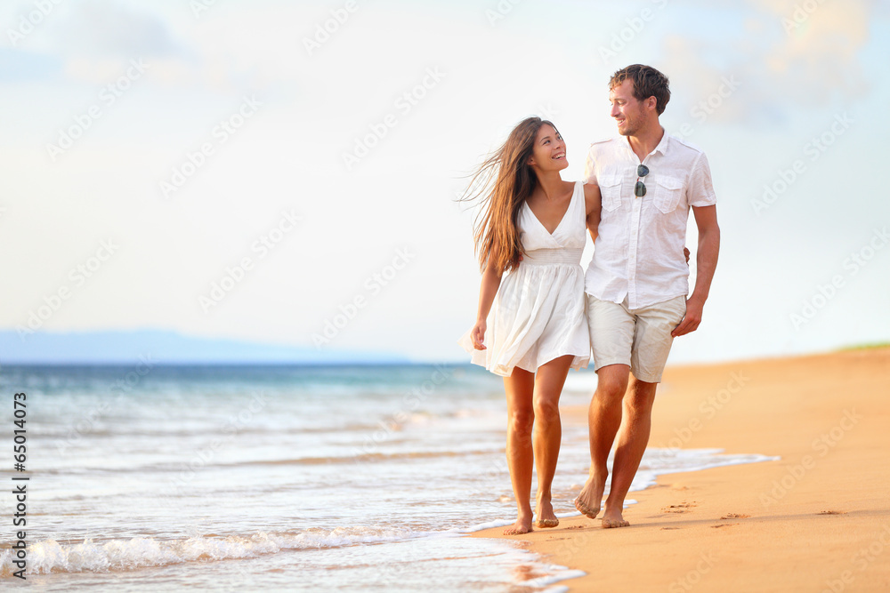 Beach couple walking on romantic travel - obrazy, fototapety, plakaty 