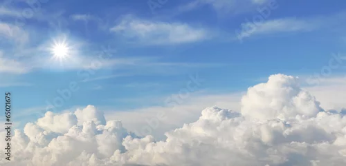 Fototapeta Panoramiczne jasne niebo ze słońcem
