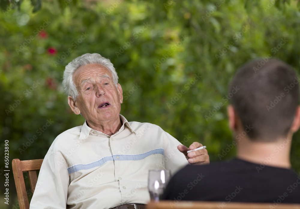 Obraz premium Chatting in garden