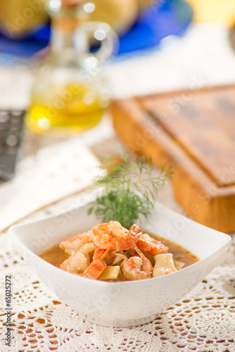 Zuppa di fagioli piattoni e code di gamberi photo