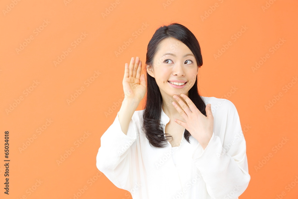 聞く・若い女性